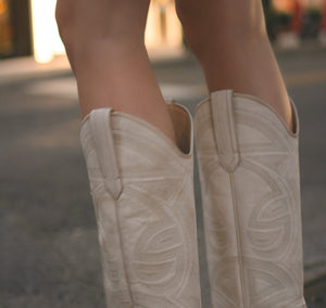 Las Botas Que Dominarán Coachella 2025: Tendencias, Estilo y Cómo Llevarlas