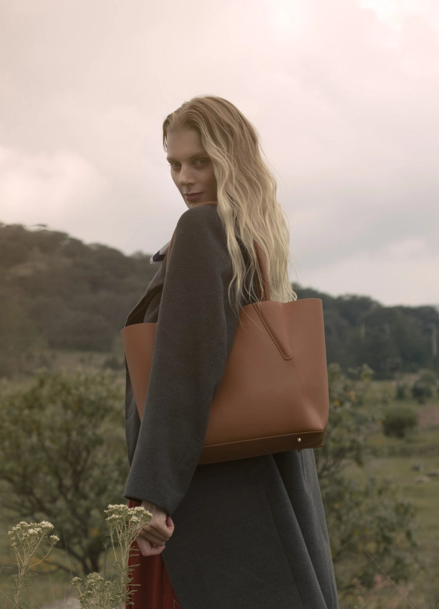 bolsa color marron para abrigo y vestido largo