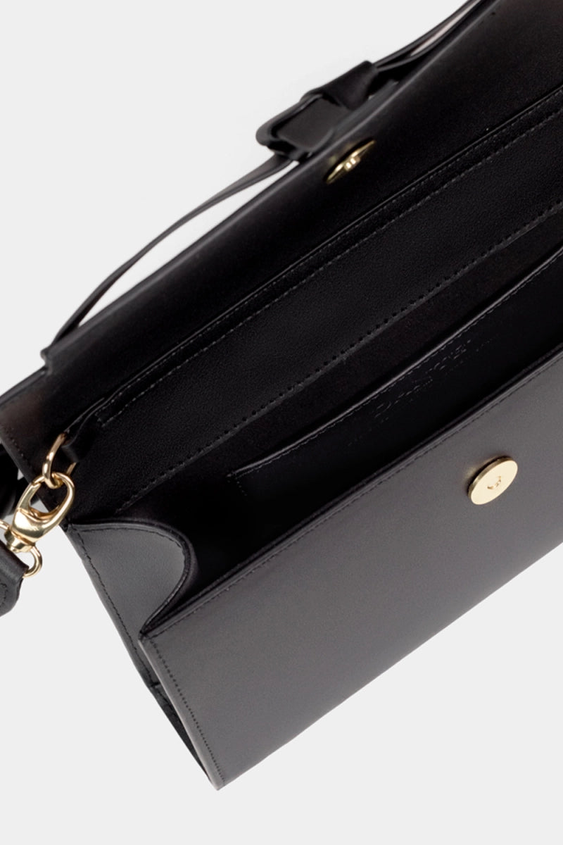 bolso de diseñador hecho de piel con detalles metalicos para fiesta