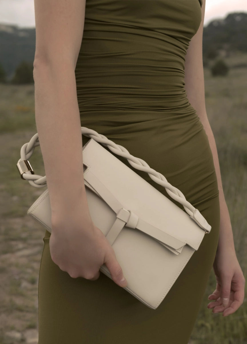 bolsa de lujo color blanco con vestido verde 