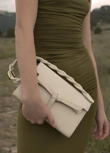 bolsa de lujo color blanco con vestido verde 