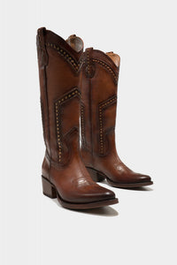 botas vaqueras de piel color cognac con estoperoles