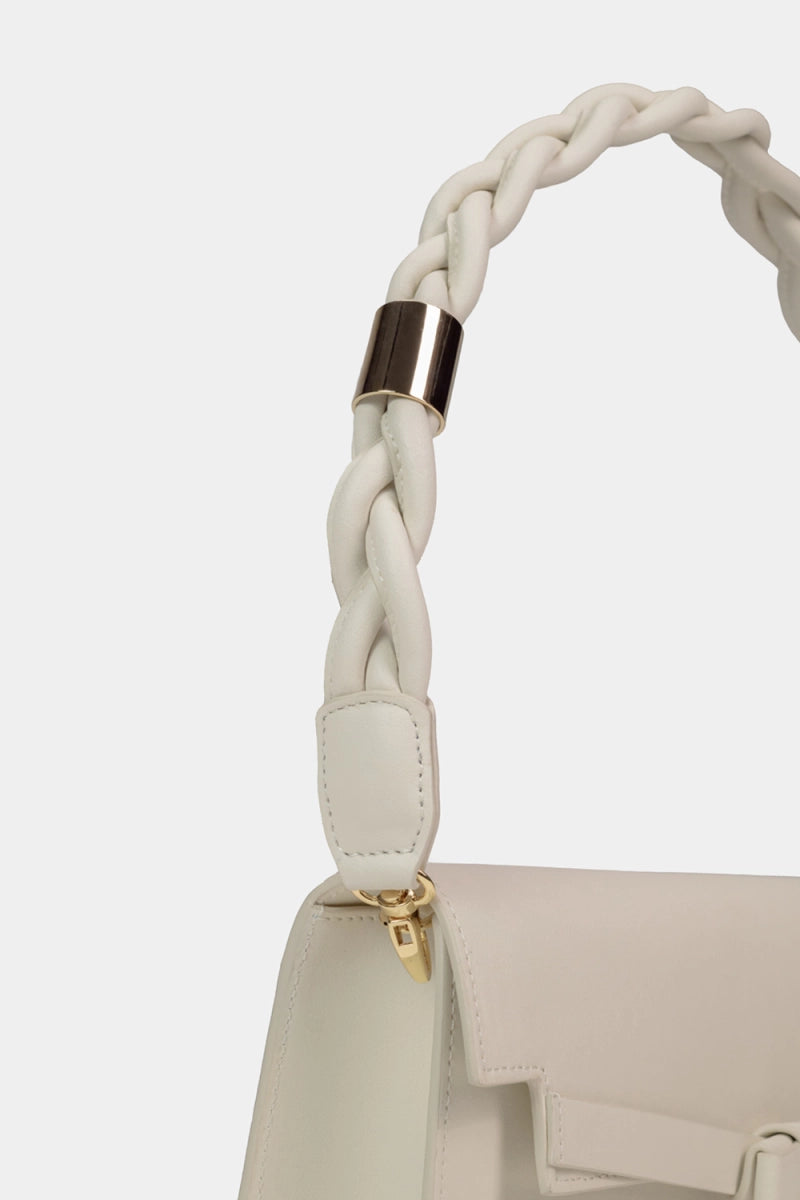 bolso dorado con trenzado en la correa de piel 