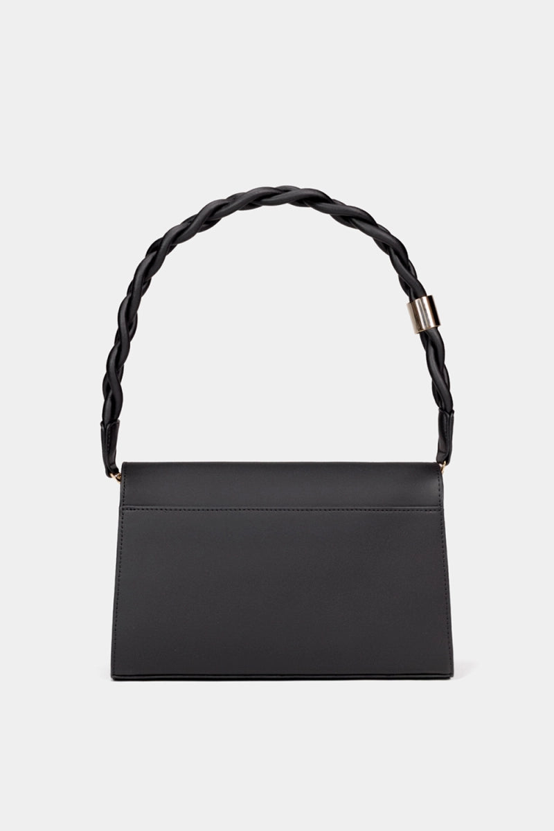 bolso al hombro para fiesta elegante y falda negra 