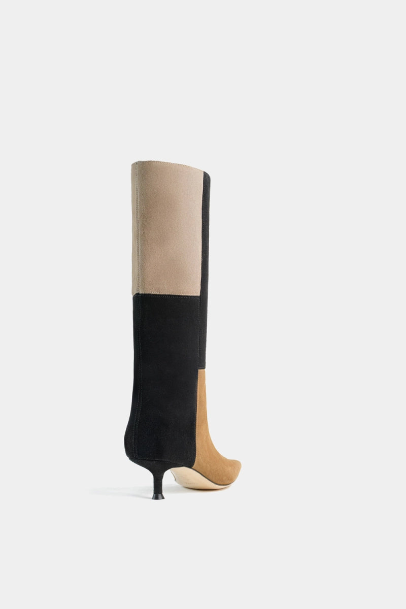 Estilizada bota alta con tacón bajo puntiagudo y paneles color camel, negro y gris