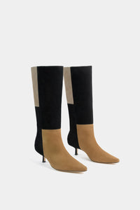 Elegante bota hasta la rodilla con diseño patchwork en ante multicolor y tacón bajo
