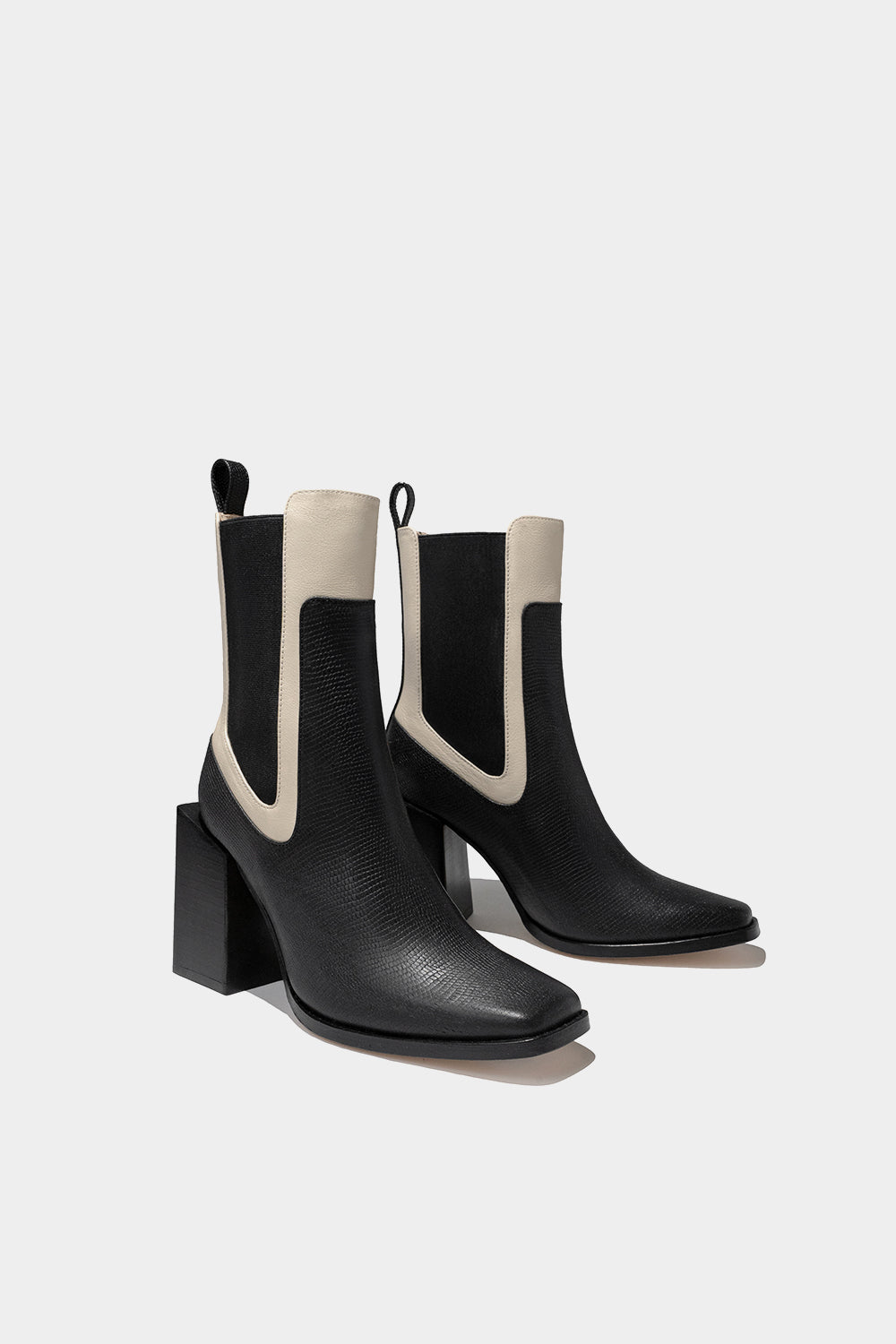 bota de piel blanco y negro con tacón alto