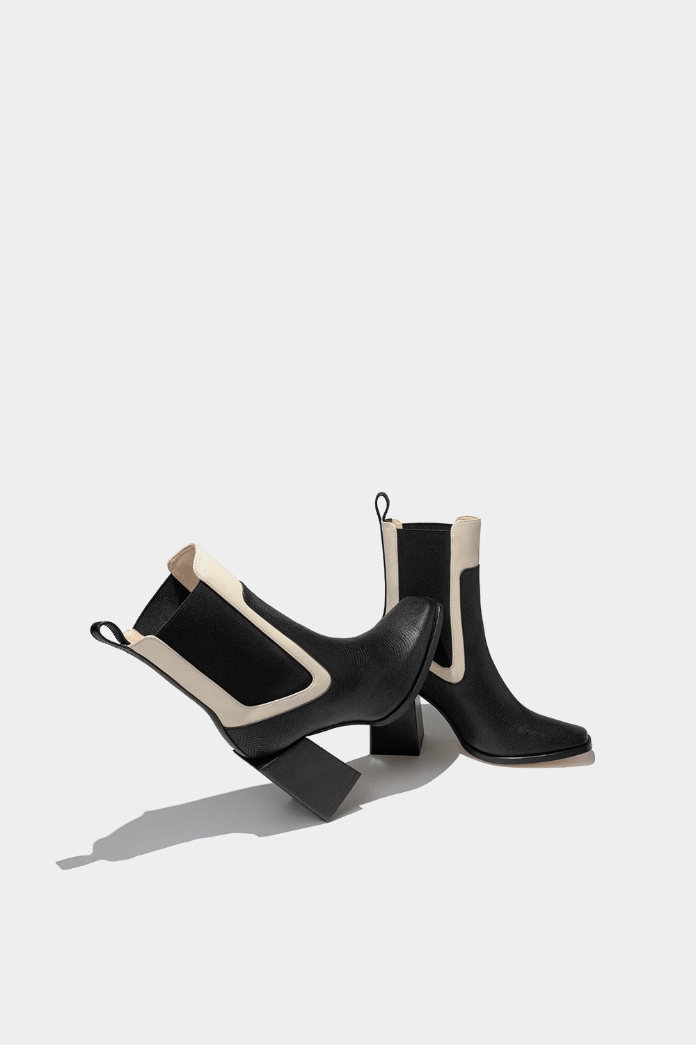 botas de piel en fondo blanco