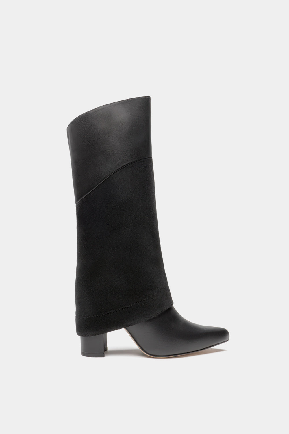 botas de piel color negro hasta la rodilla