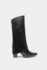 botas de piel color negro hasta la rodilla