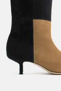 Bota de caña alta con bloques de color en ante: gris topo, negro y marrón claro
