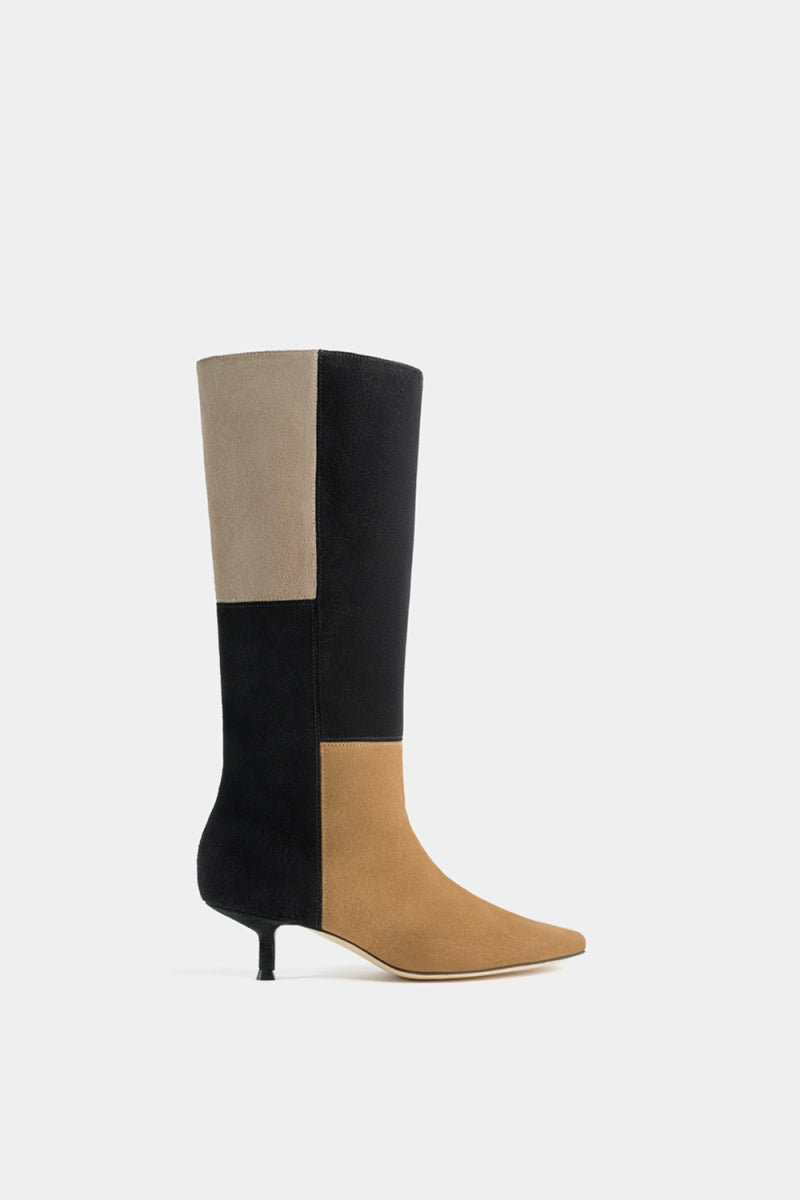 Bota de tacón bajo y caña alta combinada en ante negro, tostado y gris topo
