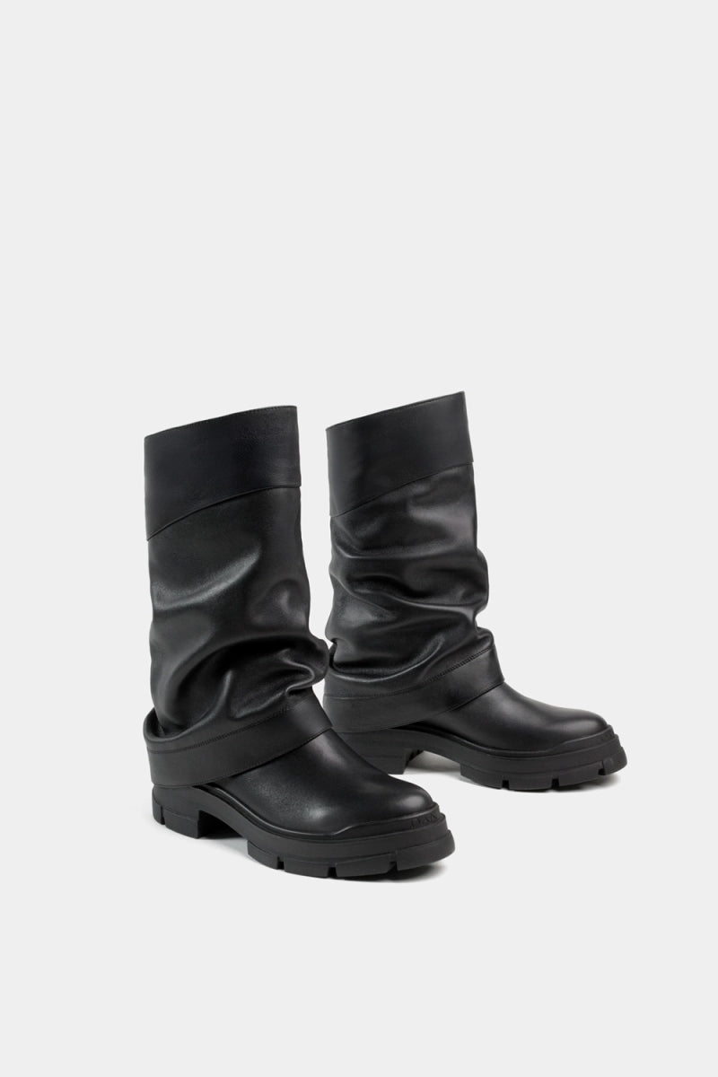 Botas de piel combat con detalles en el tubo corrugado