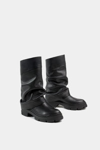 Botas de piel combat con detalles en el tubo corrugado